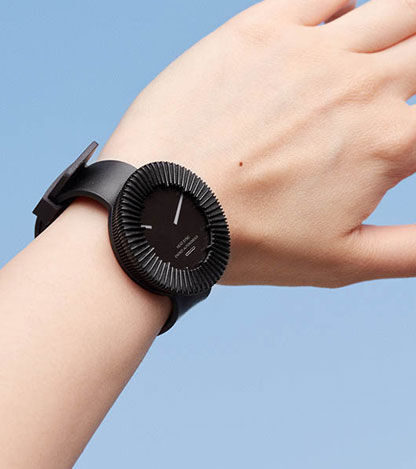 Smartwatch body heat outlet